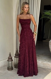 Detailansicht des weinroten Jacquard-Stoffes mit Blumenmuster am langen Kleid