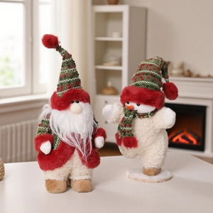 Dettaglio ravvicinato di peluche Babbo Natale e pupazzo di neve in un ambiente domestico