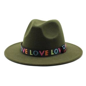 Détail du chapeau en laine vert olive avec ruban LOVE brodé coloré et bord plat