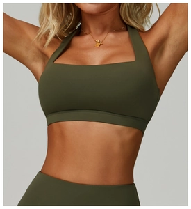 Détail d'une brassière de sport licou vert olive avec encolure carrée et tissu mat premium