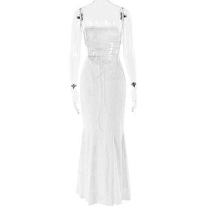 Détail d'une robe blanche en dentelle dos nu avec des lacets croisés élégants au dos