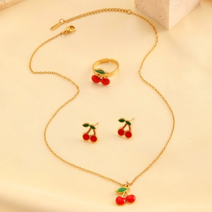 Vue détaillée d'un ensemble de bijoux cerise dorés avec collier et boucles d'oreilles