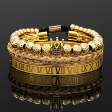 Dettaglio del set di bracciali punk dorati con corona e bracciale rigido con numeri romani