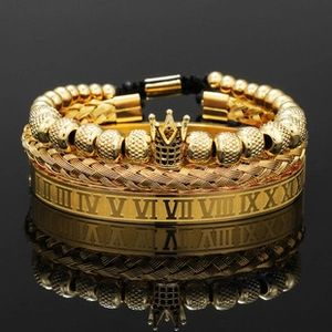 Detailansicht von Herren-Perlenarmband mit Krone und Armreif mit römischen Ziffern