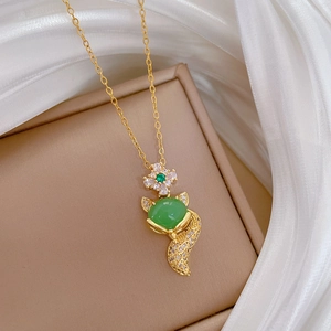 Luxurious gold-plated fox necklace with green zircon gemstone and sparkling crystal stones