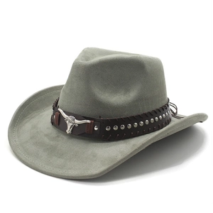 Detailaufnahme grauer Cowboyhut aus Wildleder mit Lederband und silbernem Stier-Emblem