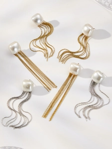 Detail der 18 Karat vergoldeten Fransenohrringe mit quadratischer Perle und Quasten
