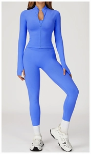 Détail macro de l'ensemble de yoga bleu vif sans couture avec poignets passe-pouce et tissu stretch