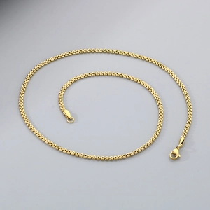 Close-up van gouden roestvrijstalen box ketting met een stevige karabijnsluiting