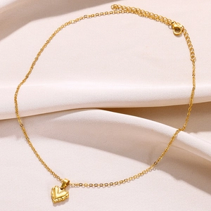 Élégant collier en acier inoxydable plaqué or 18 carats avec pendentif cœur texturé