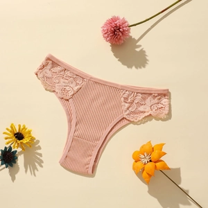 Détail d'une culotte en coton côtelé rose pâle avec bordure en dentelle florale