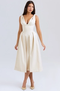 Détail du décolleté en V profond et du tissu satiné épais sur la robe midi crème
