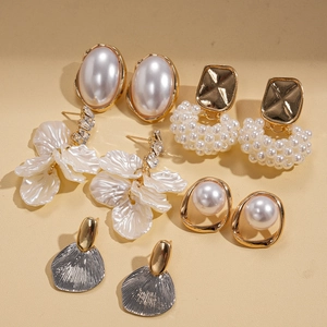 Ensemble de dix boucles d'oreilles baroques avec perles, strass et motifs floraux