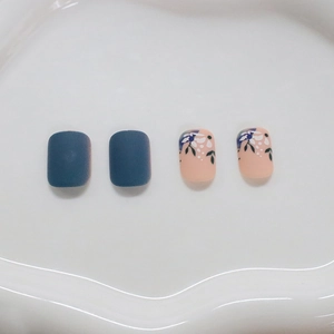 Unghie finte opache corte e quadrate blu scuro con eleganti motivi floreali rosa