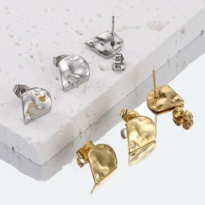 Orecchini geometrici minimalisti in acciaio al titanio con trama martellata oro 18k