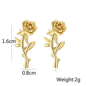 Vista detallada de pendientes de rosa bañados en oro 18K con medidas 1,6 cm alto y 0,8 cm ancho