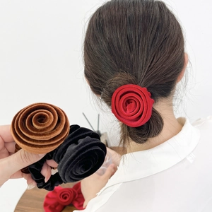 Vue détaillée des chouchous roses en velours rouge, marron et noir à texture douce