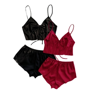 Ensemble pyjama en satin de soie pour femmes avec caraco et short noir et bordeaux