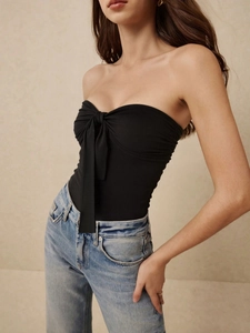 Chique zwarte bandeau-top voor dames met een grote strik en een minimalistische stijl