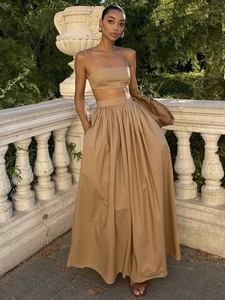 Ensemble chic en coton deux pièces avec crop top camel et jupe longue plissée en plein air