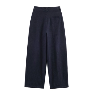 Detail der dunkelblauen High-Waist-Denimhose mit Falten am Rücken und einer Gesäßtasche