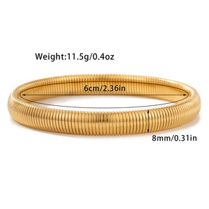 Details einer 8mm goldfarbenen Flex-Armspange mit 6cm Innendurchmesser und 11,5g Gewicht