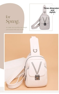 Gros plan sur le sac de poitrine en cuir beige avec rivets en V et boucle en métal