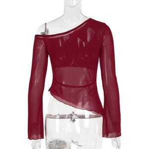 Détail du haut en tulle bordeaux montrant l'épaule asymétrique et l'ourlet ondulé