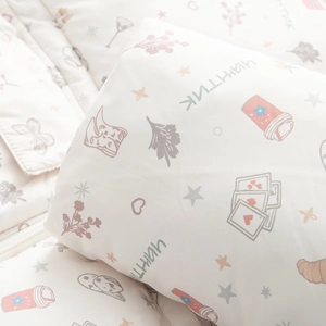 Makroansicht des cremefarbenen Puffärmel-Mantelstoffs mit handgezeichneten Motiven