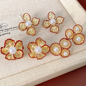Detailansicht der Vintage roten Blumenohrringe mit goldenem Metall und weißen Perlen