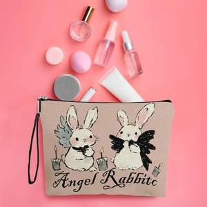 Trousse de maquillage rose avec imprimé Angel Rabbits et accessoires sur fond pastel