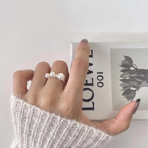 Anillo abierto de plata de ley S925 con tres perlas blancas en degradado en el dedo