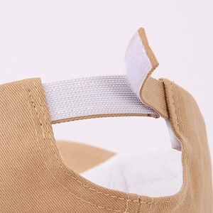 Détail de la sangle velcro réglable sur la casquette en coton kaki pour enfant