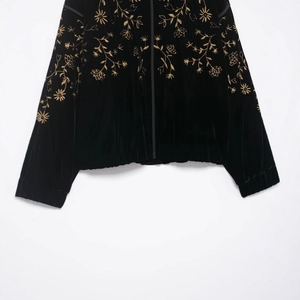 Damen Samtjacke in Schwarz mit goldener Blumenstickerei und Stehkragen für Herbst