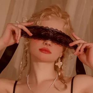 Dettaglio di una maschera per occhi in pizzo nero con ricami floreali raffinati