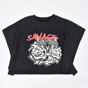 Détail du t-shirt court noir avec imprimé léopard rose et inscription graphique Savage