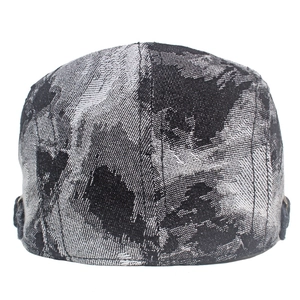 Dettaglio del berretto in denim jacquard con fibbie di regolazione laterali in metallo