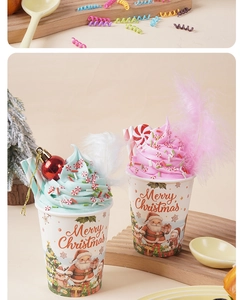 Detailansicht von Weihnachts-Eisbechern mit Weihnachtsmann-Motiven und Dekoration