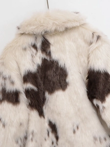 Détail du col et de la texture en fausse fourrure à motif vache sur ce manteau chic