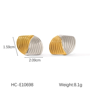 Dettaglio orecchini bicolore oro e argento con trama a righe e dimensioni indicate