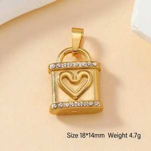 Vue macro du pendentif cadenas coeur doré 18x14mm avec strass blancs et dimensions