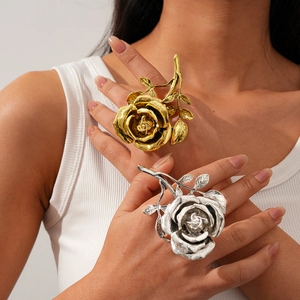 Bague double doigt fleur de rose vintage surdimensionnée en finitions or et argent texturés