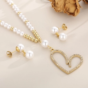 Vue détaillée du collier coeur en perles et des boucles d'oreilles assorties