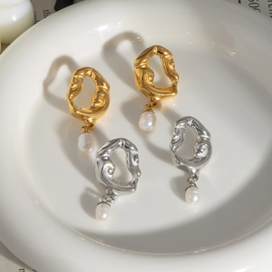 Détails des boucles d'oreilles irrégulières dorées et argentées avec perles d'eau douce