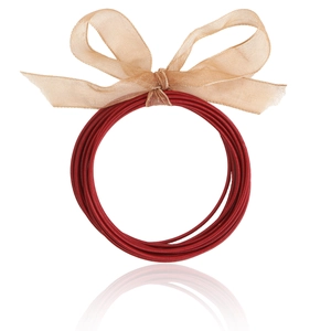 Dettaglio del bracciale a spirale rossa multistrato con fiocco in organza oro lucido