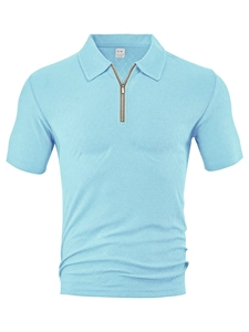 Détail d'un polo bleu ciel montrant la texture jacquard et le col zippé