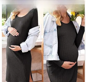Détail de la robe de maternité en tricot côtelé noir avec manches longues et fente latérale