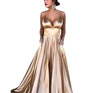 Détail de la robe de soirée en satin champagne avec fines bretelles et décolleté en V profond