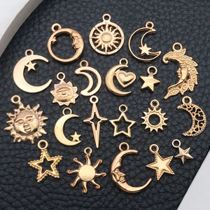 Ciondoli dorati vintage in lega con motivi sole luna e stelle per creazione di gioielli