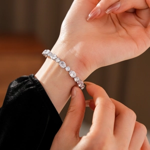Vue détaillée d'un bracelet double couche en zircon argenté porté par une femme